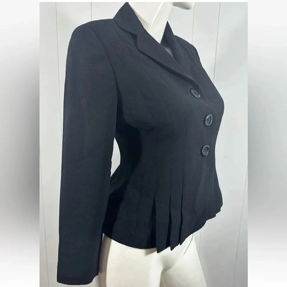 Le suit Women’s black lined blazer 3 button pleated Jacket Career Sz 2 Petite - Picture 3 of 7